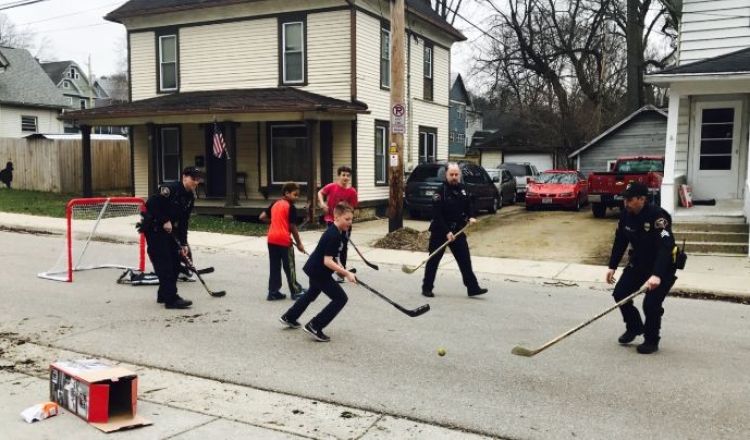 Ludzka twarz policji po donosie na grę w uliczny hokej! (Zobacz Wideo)