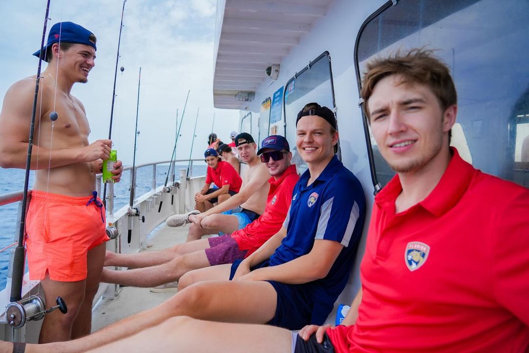Krzysztof Maciaś na jachcie podczas zajęć pozasportowych na obozie Florida Panthers Krzysztof Maciaś na jachcie podczas zajęć pozasportowych na obozie Florida Panthers