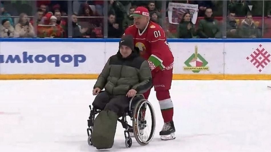Prezydent Białorusi Alaksandr Łukaszenka przy okazji meczu hokejowego zorganizował rundę honorową dla uczestnika zbrojnej agresji na Ukrainę.