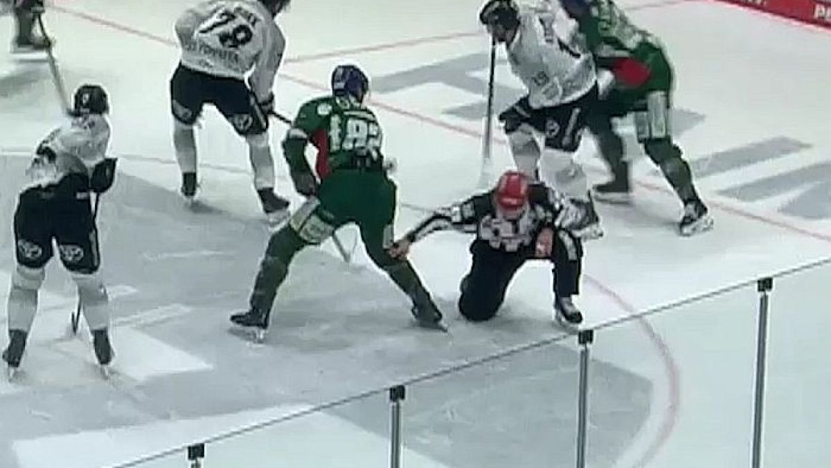 Alexandre Grenier (Augsburger Panther) uderzył kijem sędziego w meczu DEL.