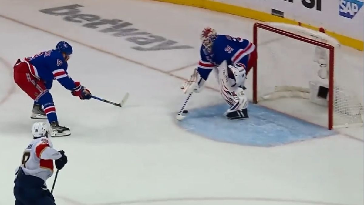 Alexis Lafrenière (New York Rangers) pokonał własnego bramkarza w meczu z Florida Panthers w play-off NHL.