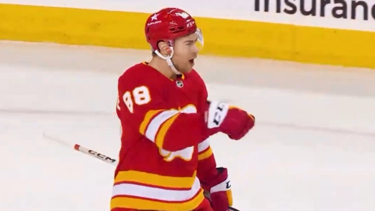 Andrew Mangiapane w barwach Calgary Flames.