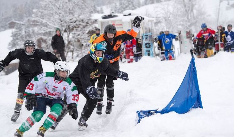 Młodzi polscy hokeiści w ekstremalnym łyżwiarstwie zjazdowym