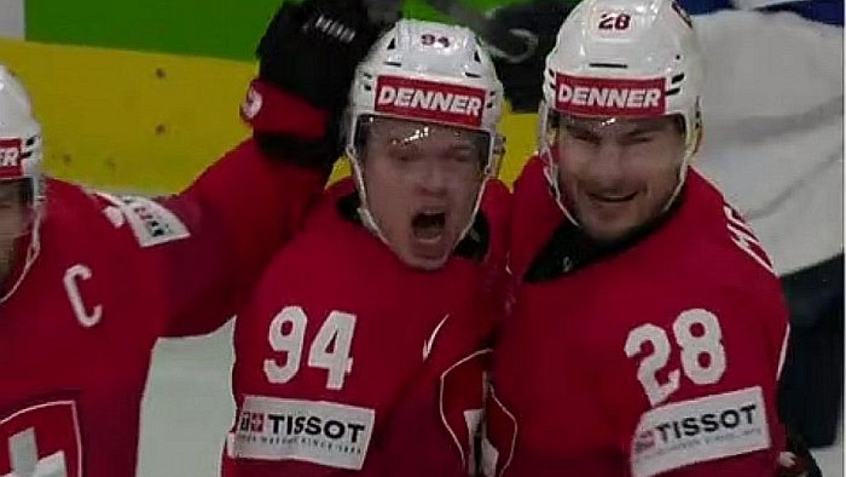 Reprezentanci Szwajcarii Attilio Biasca (nr 94) i Timo Meier (28)