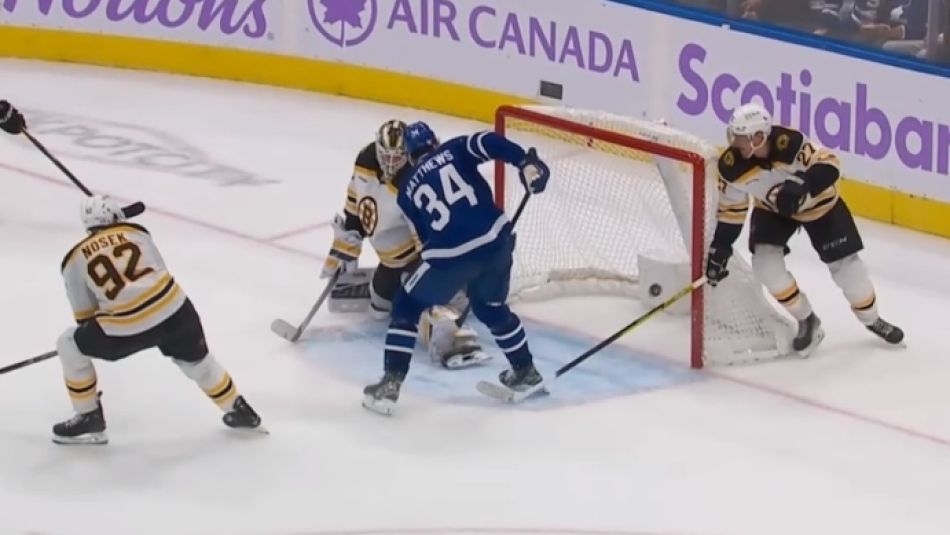 Auston Matthews (Toronto Maple Leafs) strzela zwycięskiego gola w meczu z Boston Bruins.