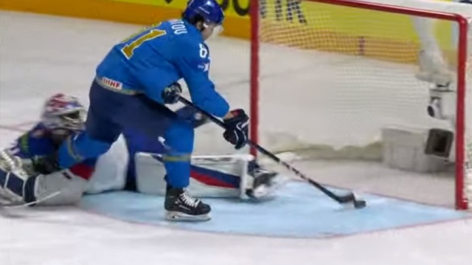 Reprezentant Kazachstanu Batyrłan Muratow w piękny sposób wykorzystał rzut karny w meczu ze Słowacją na Mistrzostwach Świata elity.