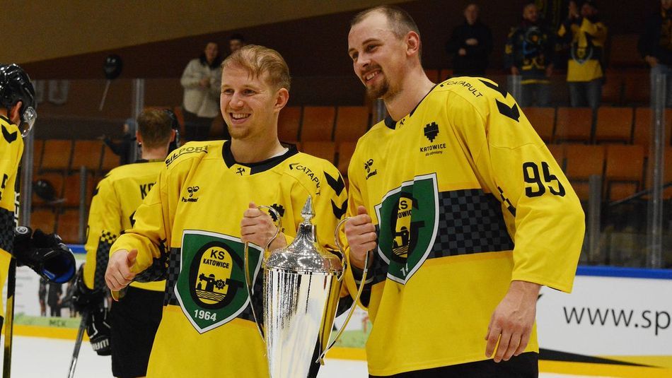 Christian Blomqvist i Hampus Olsson z trofeum Superpucharu Polski (Foto: Klaudia Baron)