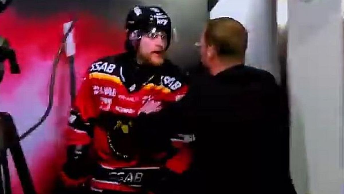 Brendan Shinnimin (zawodnik Luleå HF) i Andreas Falk (asystent trenera Skellefteå AIK)