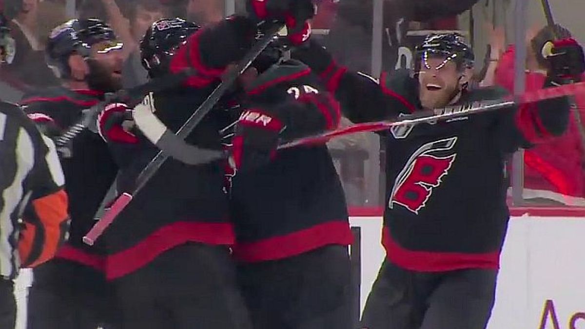Wyrównanie po thrillerze. Dramatyczna końcówka rozstrzygnęła w finale play-off NHL [WIDEO]