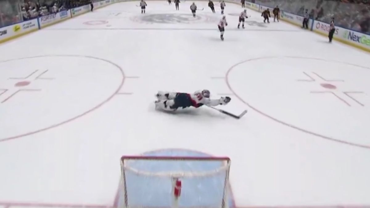 Interwencja Charliego Lindgrena (Washington Capitals) w meczu NHL z Vancouver Canucks.