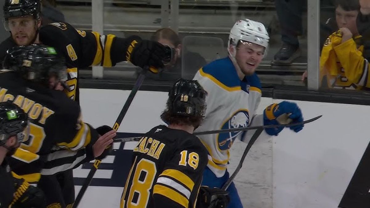 NHL reaguje po brutalnym faulu. Charlie McAvoy zawieszony na sześć spotkań