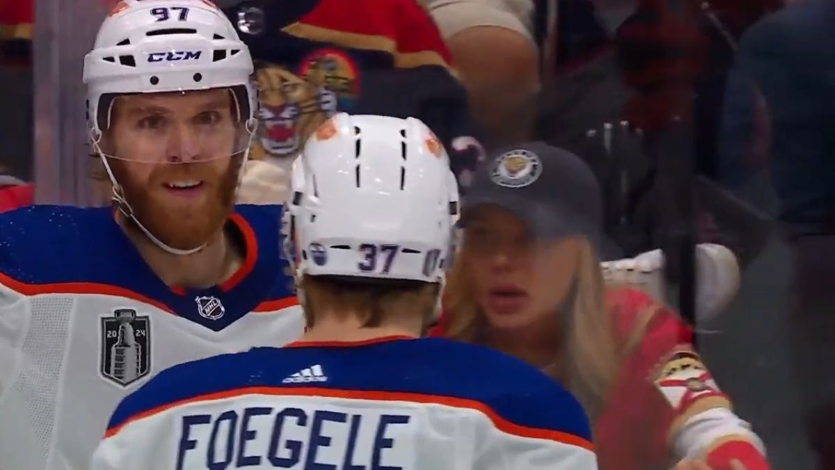 Zawodnicy Edmonton Oilers Connor McDavid i Warren Foegele (tyłem).