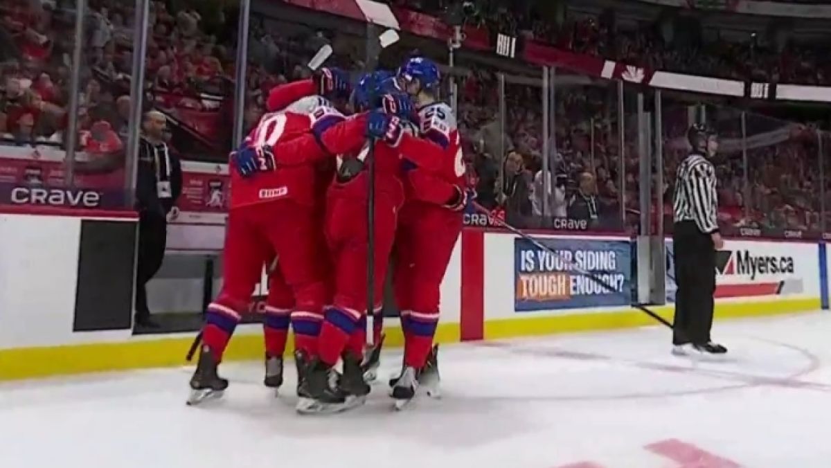 Radość reprezentacji Czech po zwycięskim golu w ćwierćfinale Mistrzostw Świata juniorów 2025 z Kanadą.