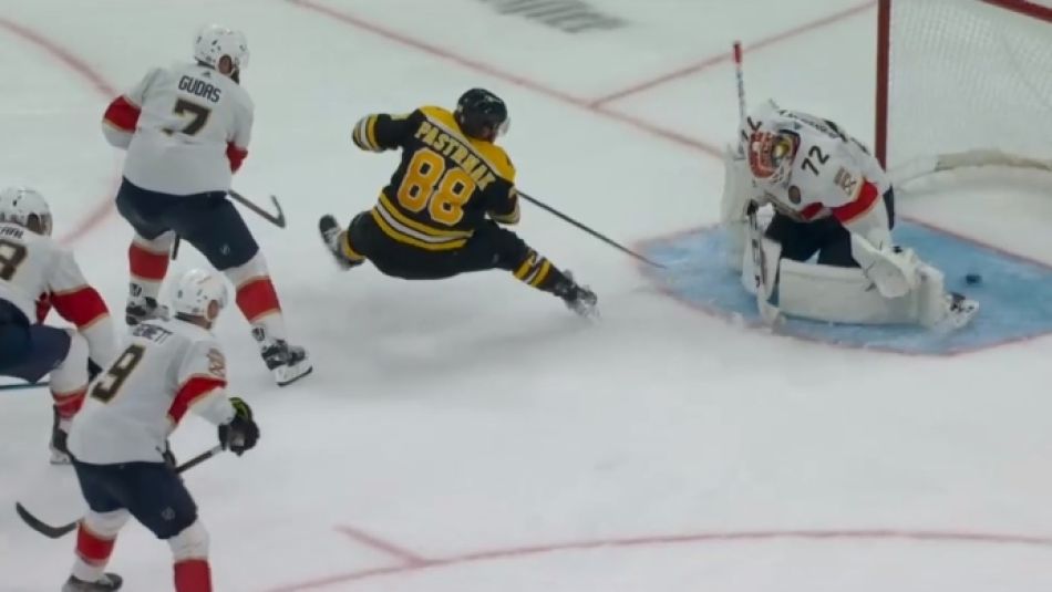 David Pastrňák (Boston Bruins) strzela gola w meczu z Florida Panthers.