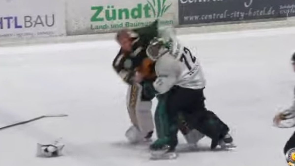 David Zabolotny (Bietigheim Steelers, biała bluza) podczas bramkarskiej bójki z Clemensem Wiedemannem (EV Füssen) w meczu niemieckiej Oberligi.