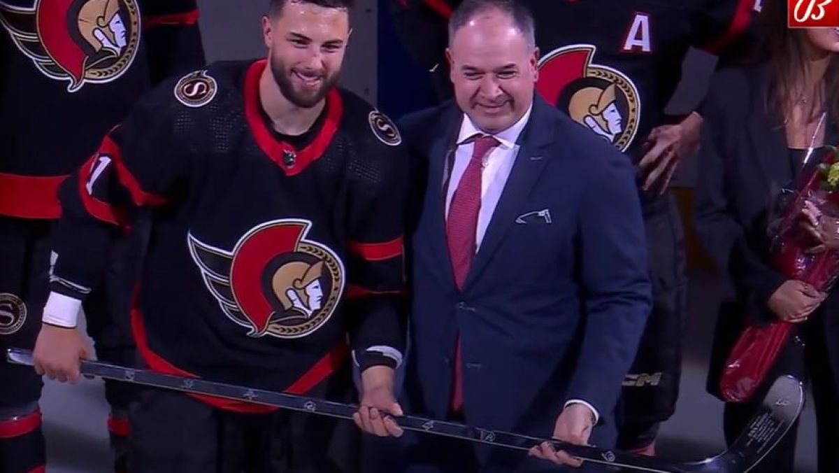 Derick Brassard i srebrny kij z okazji 1000 meczu w NHL, YT screen