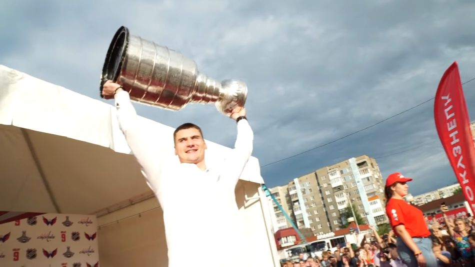 Dmitrij Orłow z Pucharem Stanleya