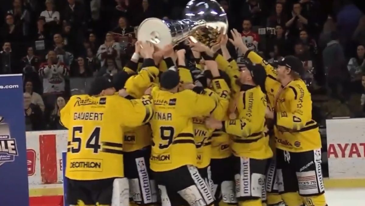 Hokeiści Dragons de Rouen z pucharem Magnusa za zdobycie mistrzostwa Francji w sezonie 2023-24.