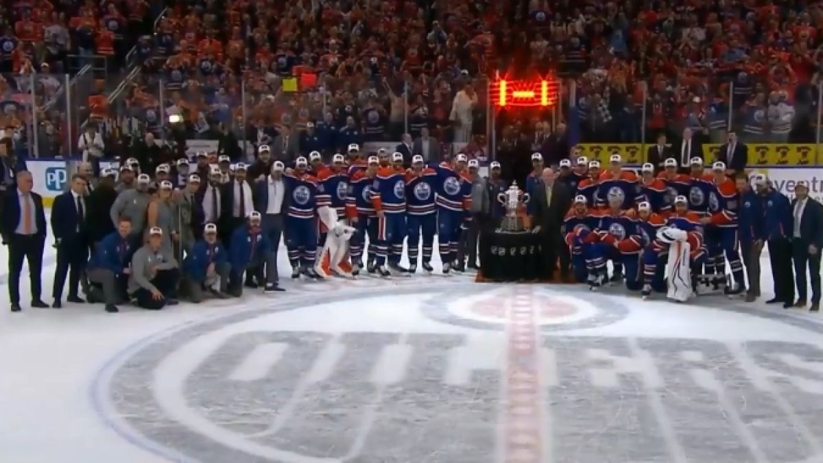 Edmonton Oilers z trofeum Clarence S. Campbell Bowl za wygranie konferencji zachodniej NHL 2024.
