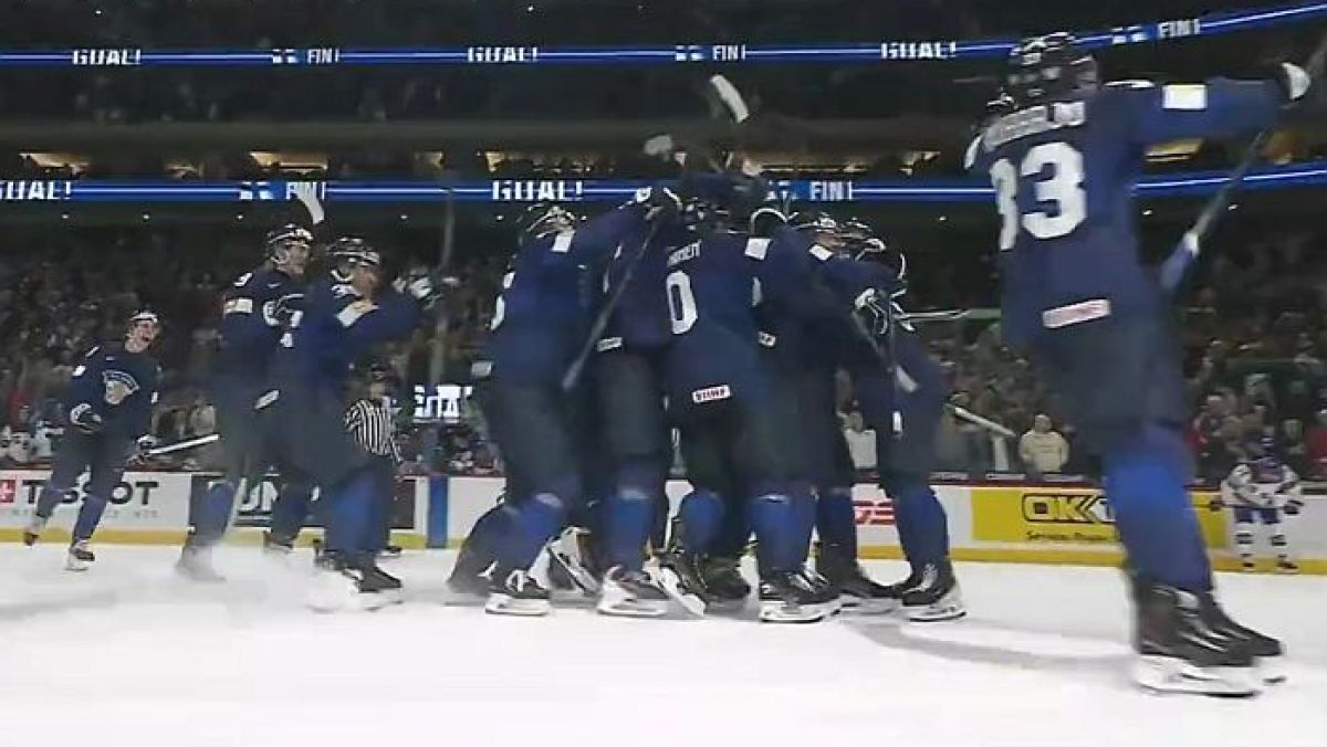 Radość reprezentacji Finlandii do lat 20 po awansie do półfinału Mistrzostw Świata juniorów 2026.