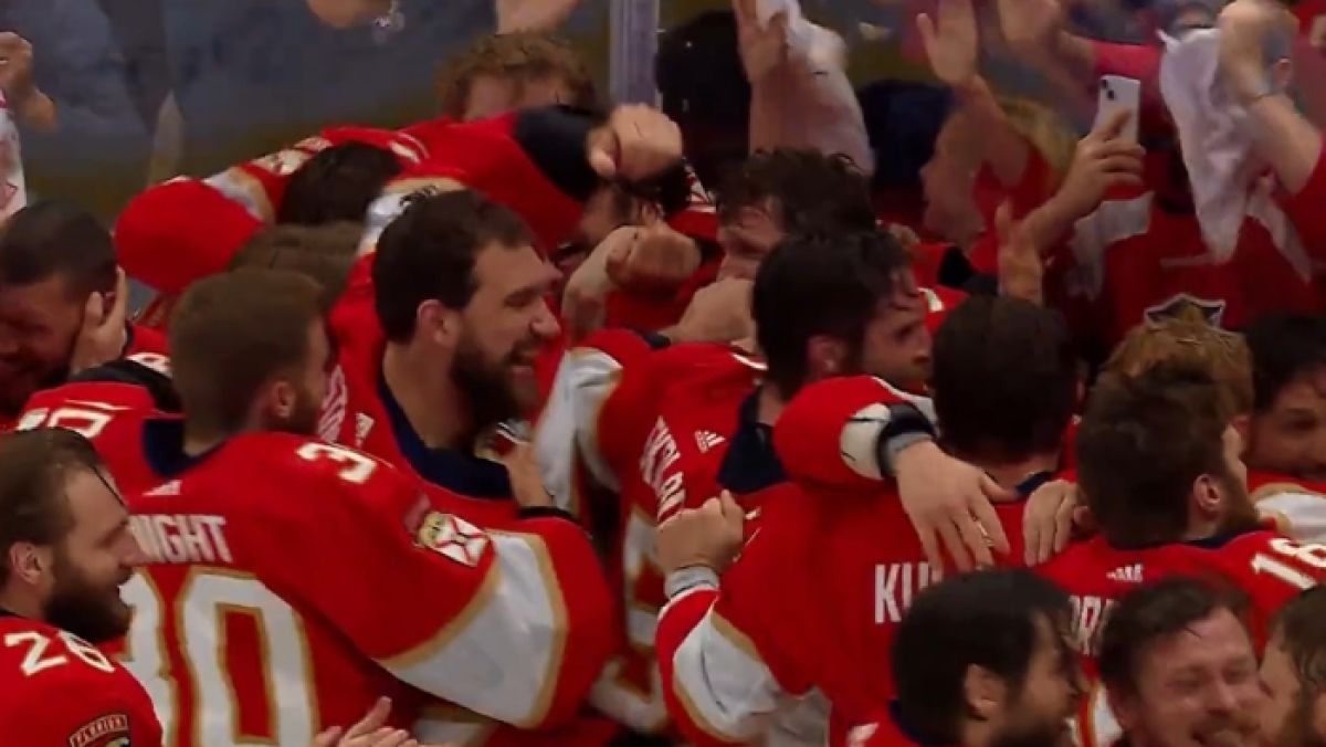 Zawodnicy Florida Panthers po zdobyciu pucharu Stanleya.