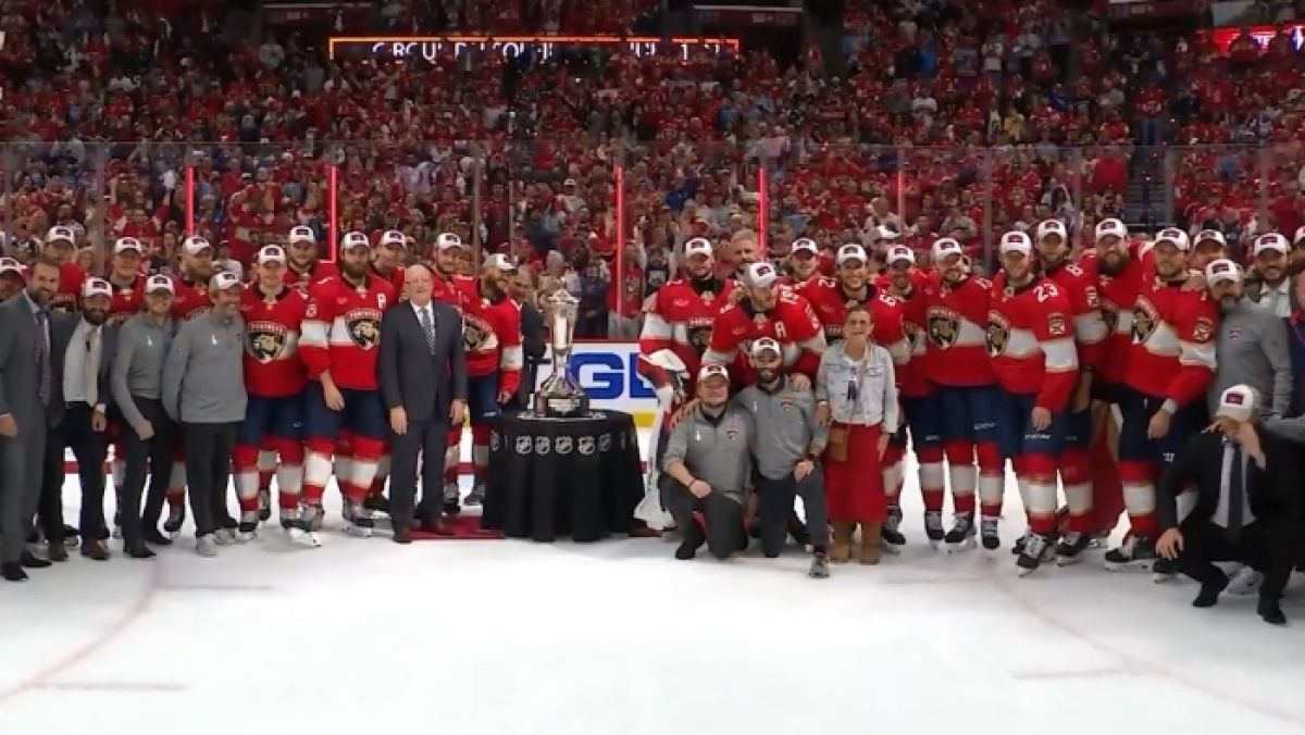 Drużyna Florida Panthers z Trofeum Księcia Walii za zwycięstwo w konferencji wschodniej NHL.