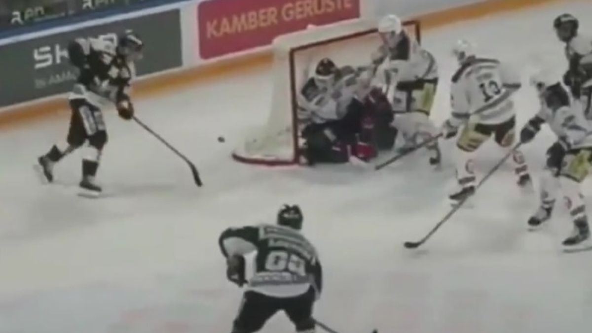 František Řehák (EHC Olten, pierwszy z lewej) strzelił fantastycznego gola w meczu drugiej ligi szwajcarskiej.