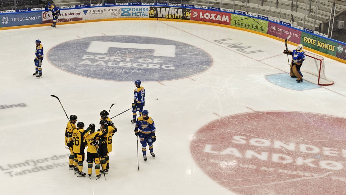 Radość po bramce hokeistów GKS-u Katowice z Coroną Braszów (Foto: Hokej.Net)