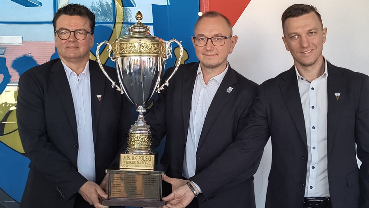 Pekka Tirkkonen (trener), Krzysztof Woźniak (prezes spółki Tyski Sport), Jarosław Rzeszutko (kierownik sekcji hokejowej) / fot: Radosław Kozłowski