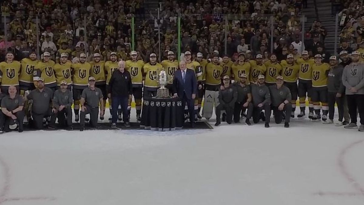 Vegas Golden Knights z trofeum Clarence S. Campbell Bowl za wygranie konferencji zachodniej NHL 2026.