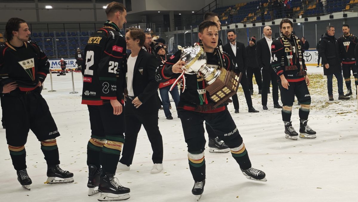 Rasmus Heljanko z Pucharem Polski [Foto: Hokej.Net]