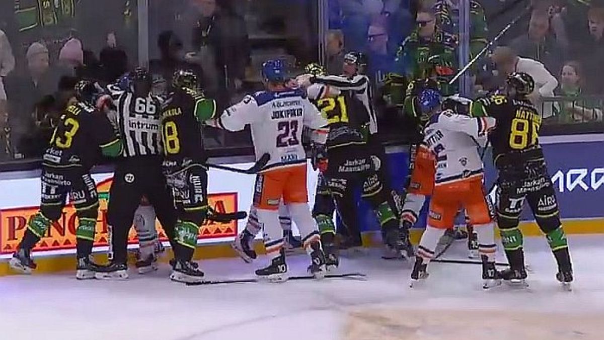 Bójka podczas derbów Tampere między Ilves a Tapparą.