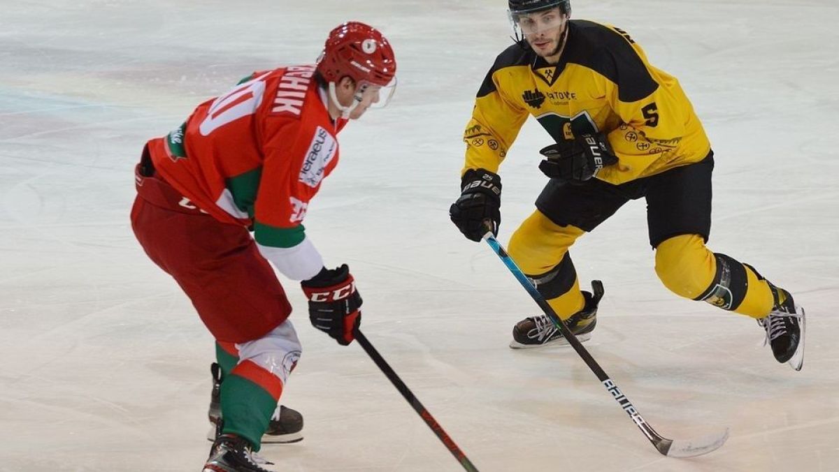 Iwan Rybczik (w czerwonym stroju) w barwach Zagłębia Sosnowiec podczas meczu z GKS-em Katowice w sezonie 2020-21 / Fot. Klaudia Baron
