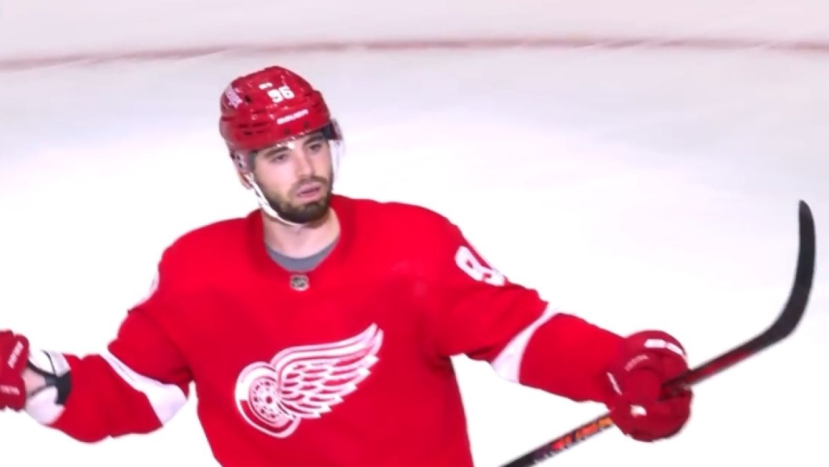 Jake Walman (obecnie San Jose Sharks) w barwach Detroit Red Wings.
