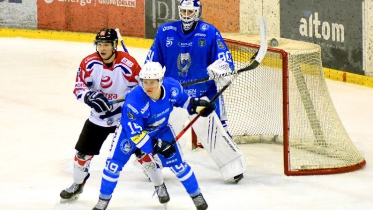 Jakub Najsarek podczas debiutu w Polskiej Hokej Lidze w sezonie 21/22 (Foto: Mirosław Luberadzki)