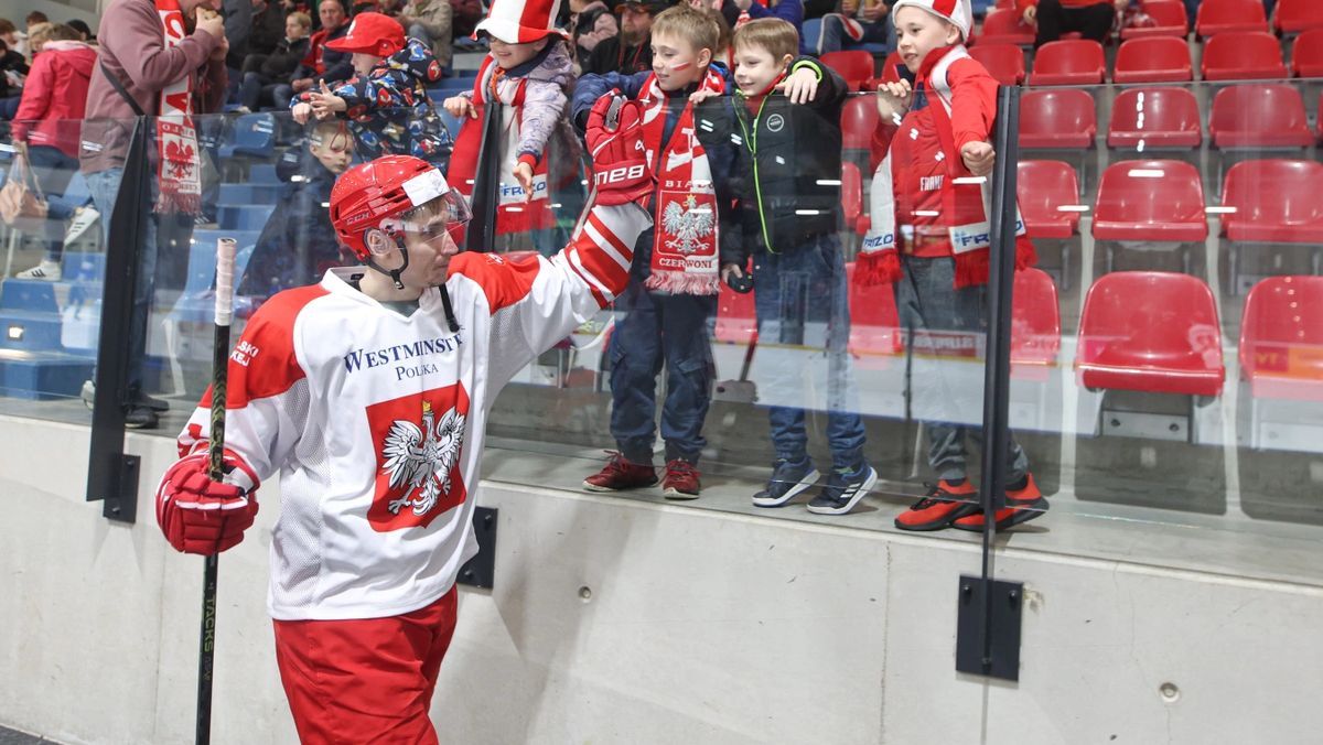 Bartłomiej Jeziorski wita się z młodymi kibicami reprezentacji Polski (Foto: Polski Hokej)