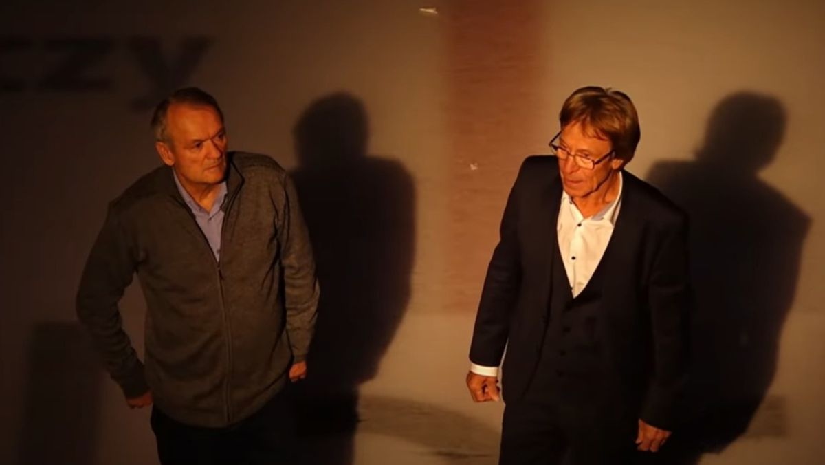 Andrzej Zabawa (z lewej) i Wiesław Jobczyk (z prawej) - dwie legendy Zagłębia Sosnowiec / fot: screen z polskihokej.tv