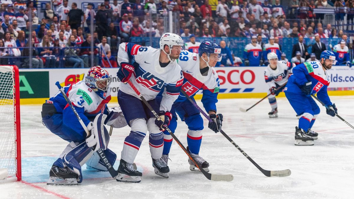 Joel Farabee walczy o krążek (fot. Jarosław Fiedor)