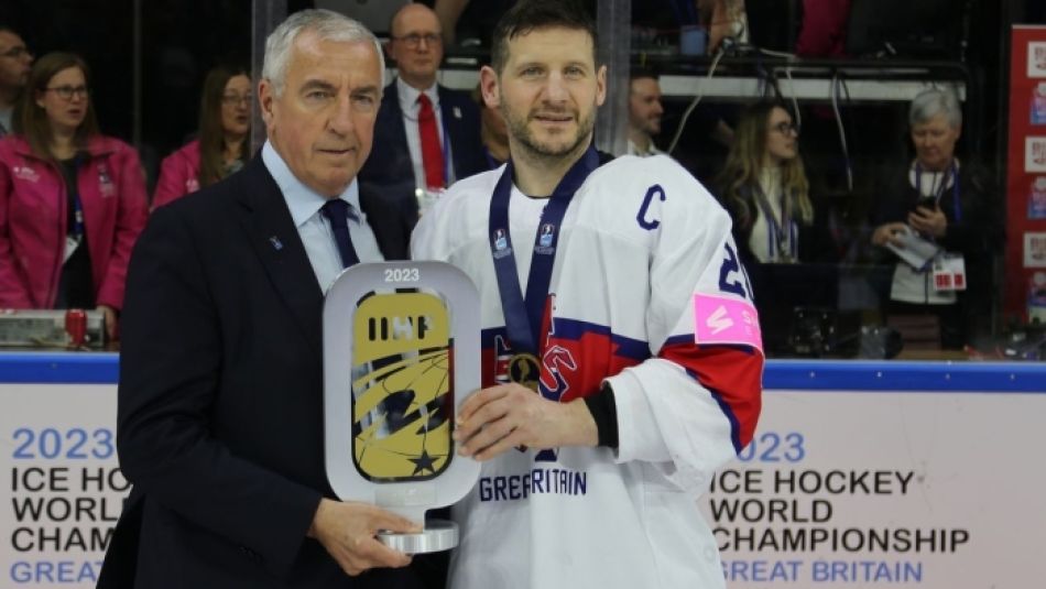 Kapitan reprezentacji Wielkiej Brytanii Jonathan Phillips z prezydentem Międzynarodowej Federacji Hokeja na Lodzie Lukiem Tardifem. (Foto: Bartosz Frączek).