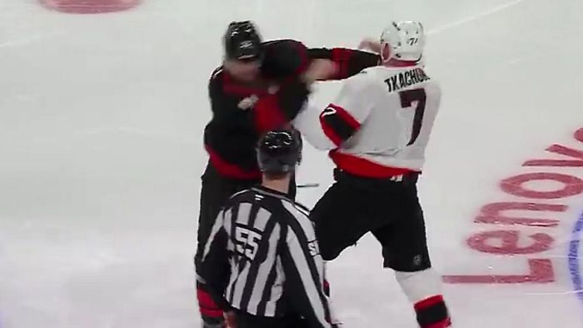 Bójka Jordana Staala (Carolina Hurricanes) z Bradym Tkachukiem (Ottawa Senators)