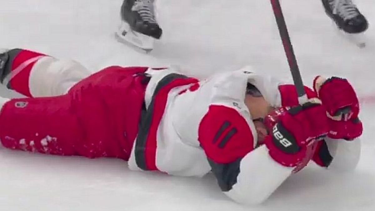 "Cieszynka" na leżąco Jordana Staala (Carolina Hurricanes) po zdobyciu zwycięskiego gola w meczu numer 4 finału NHL z Vegas Golden Knights