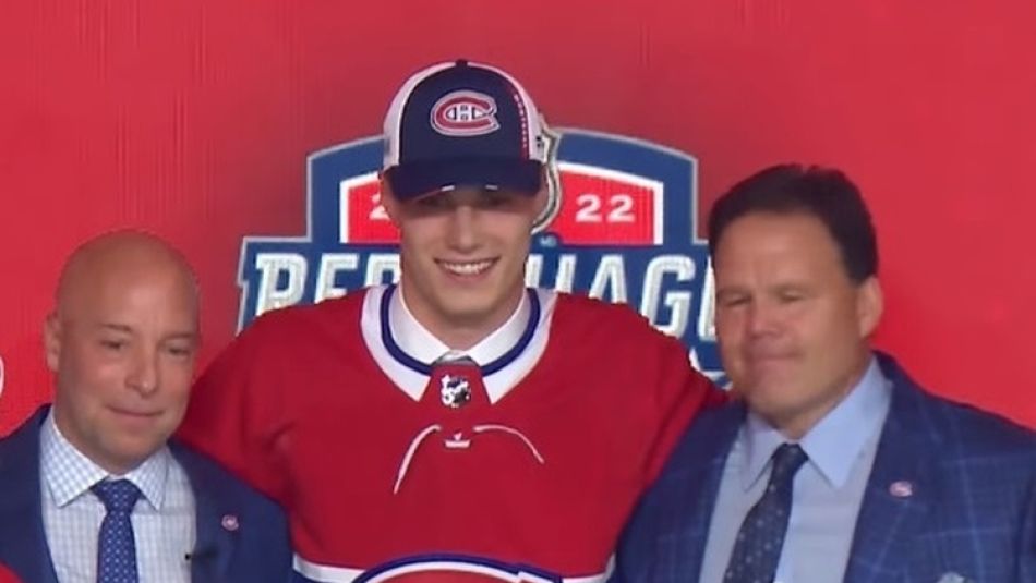 Od lewej: generalny menedżer Montréal Canadiens Kent Hughes, numer 1 draftu NHL 2022 Juraj Slafkovský i wiceprezydent ds. hokejowych Canadiens Jeff Gorton.