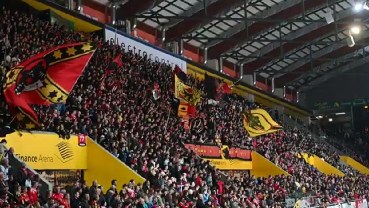 Kibice SC Berno podczas meczu szwajcarskiej National League w PostFinance Arenie.