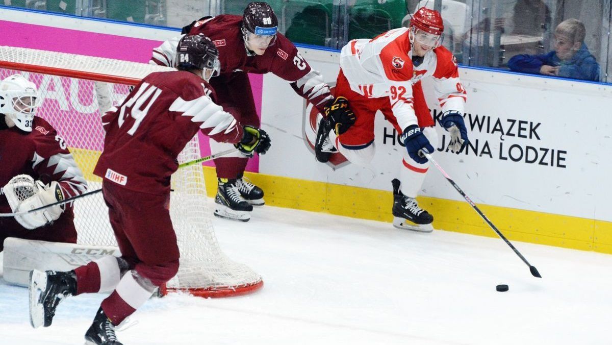 Adam Kiedewicz w walce o krążek z Łotyszami [foto: Klaudia Baron]