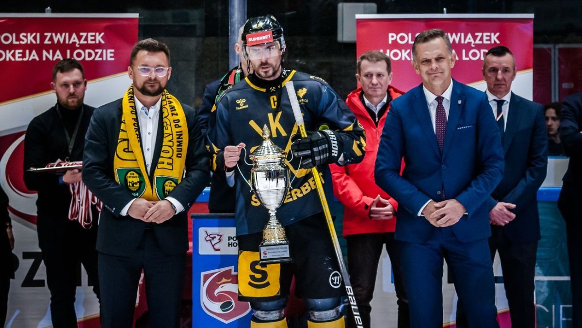 Marcin Krupa, Grzegorz Pasiut, Adam Fras, podczas dekoracji play-off 2025 (fot. Łukasz Długosz)