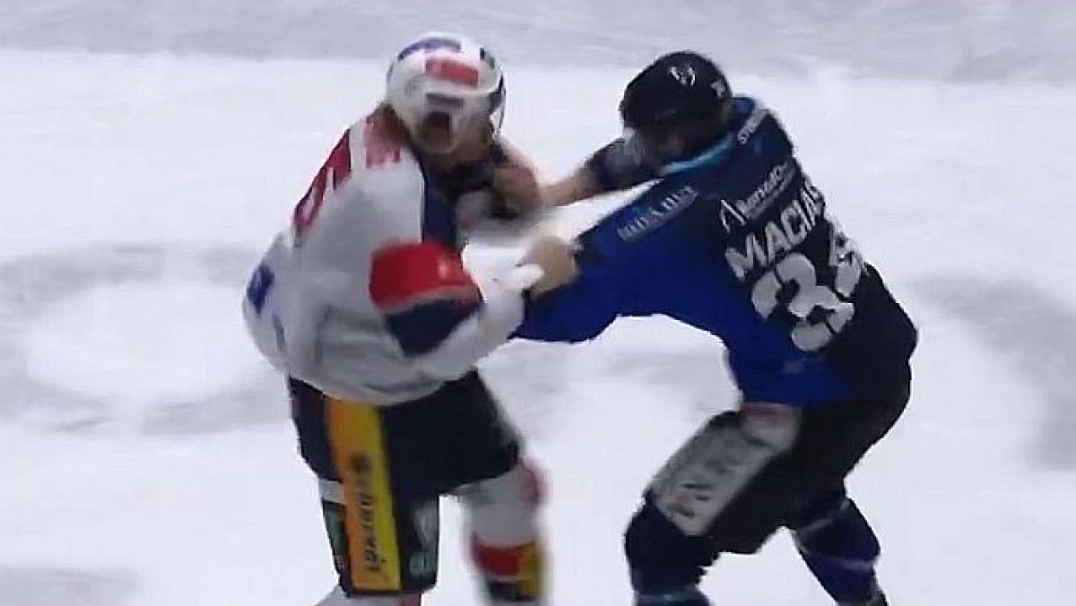 Krzysztof Maciaś (HC Vítkovice, z prawej) podczas bójki z Johnem Ludvigiem (Dynamo Pardubice) w meczu czeskiej ligi.