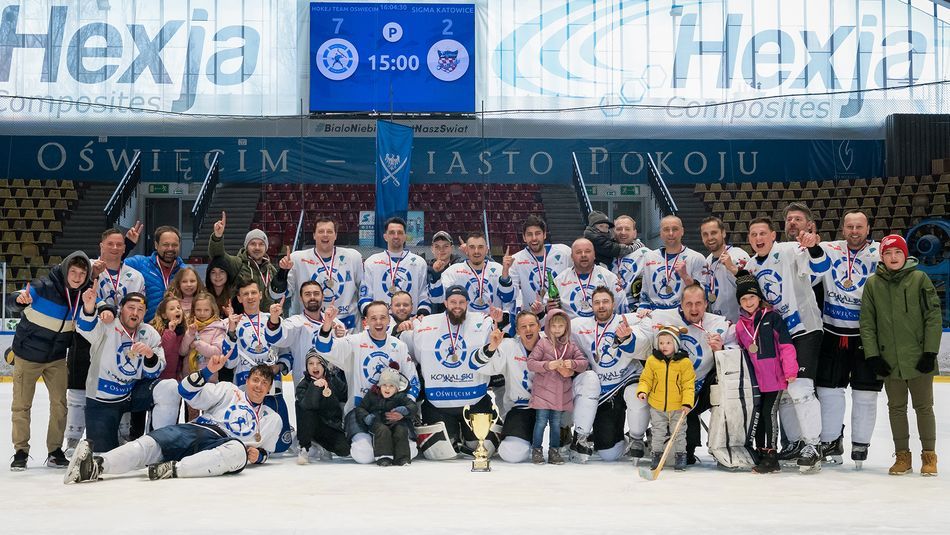 KS Hockey Team Oświęcim - Mistrzowie Polski 2021/2022 drugiej ligi hokeja na lodzie (Fot. Sebastian Smelkowski).