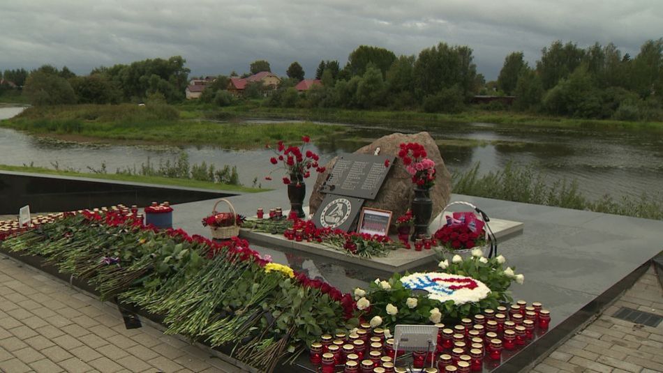 Pomnik upamiętniający hokeistów Łokomotiw Jarosław