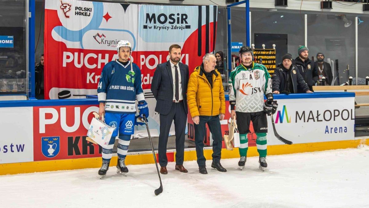 Łukasz Krzemień z nagrodą MVP meczu (fot. Jarosław Fiedor)