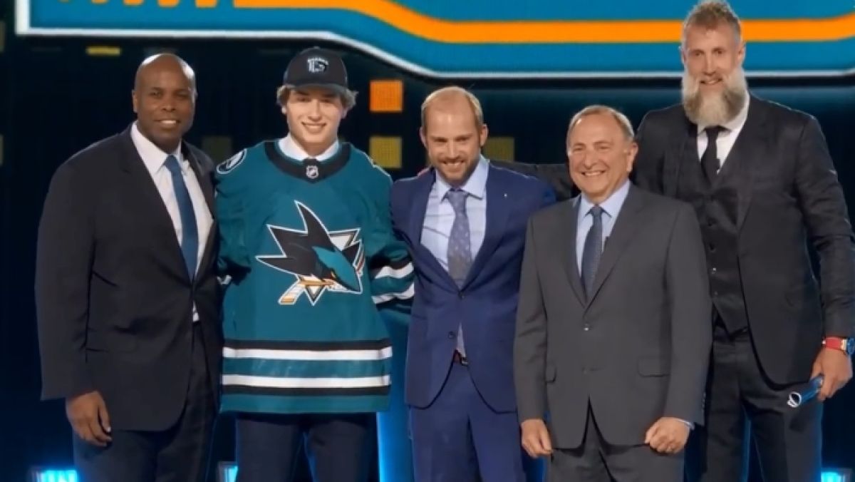 Od lewej: Mike Grier (generalny menedżer San Jose Sharks), Macklin Celebrini (numer 1 draftu NHL 2024), Chris Morehouse (dyrektor skautingu San Jose Sharks), Gary Bettman (komisarz NHL), Joe Thornton (legenda San Jose Sharks).